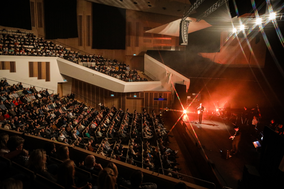 Hooverphonic and Strings Hooverphonic @ Muziekgebouw Eindhoven, picture 12, photographed by Kitty van de Waart - FrontView Magazine