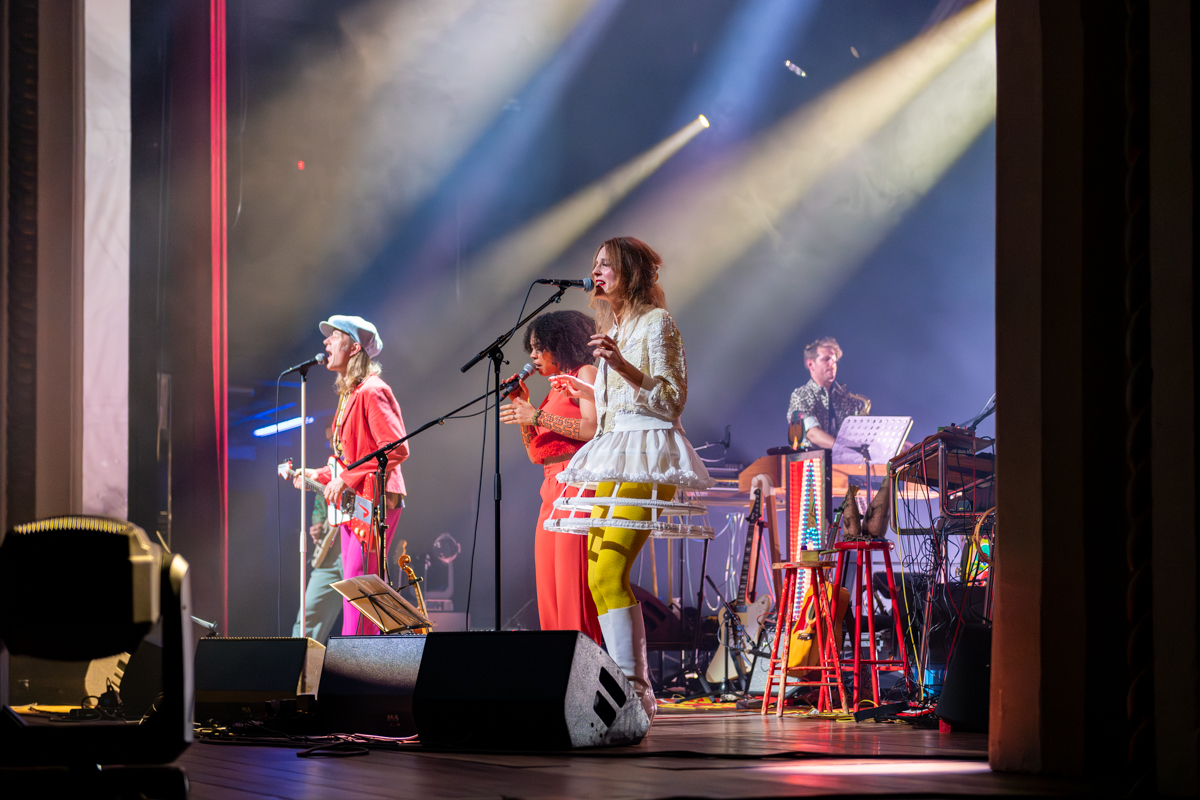 Stef Kamil Carlens & The Swoon @ De Roma, picture 13, photographed by Bart Janssens - FrontView Magazine
