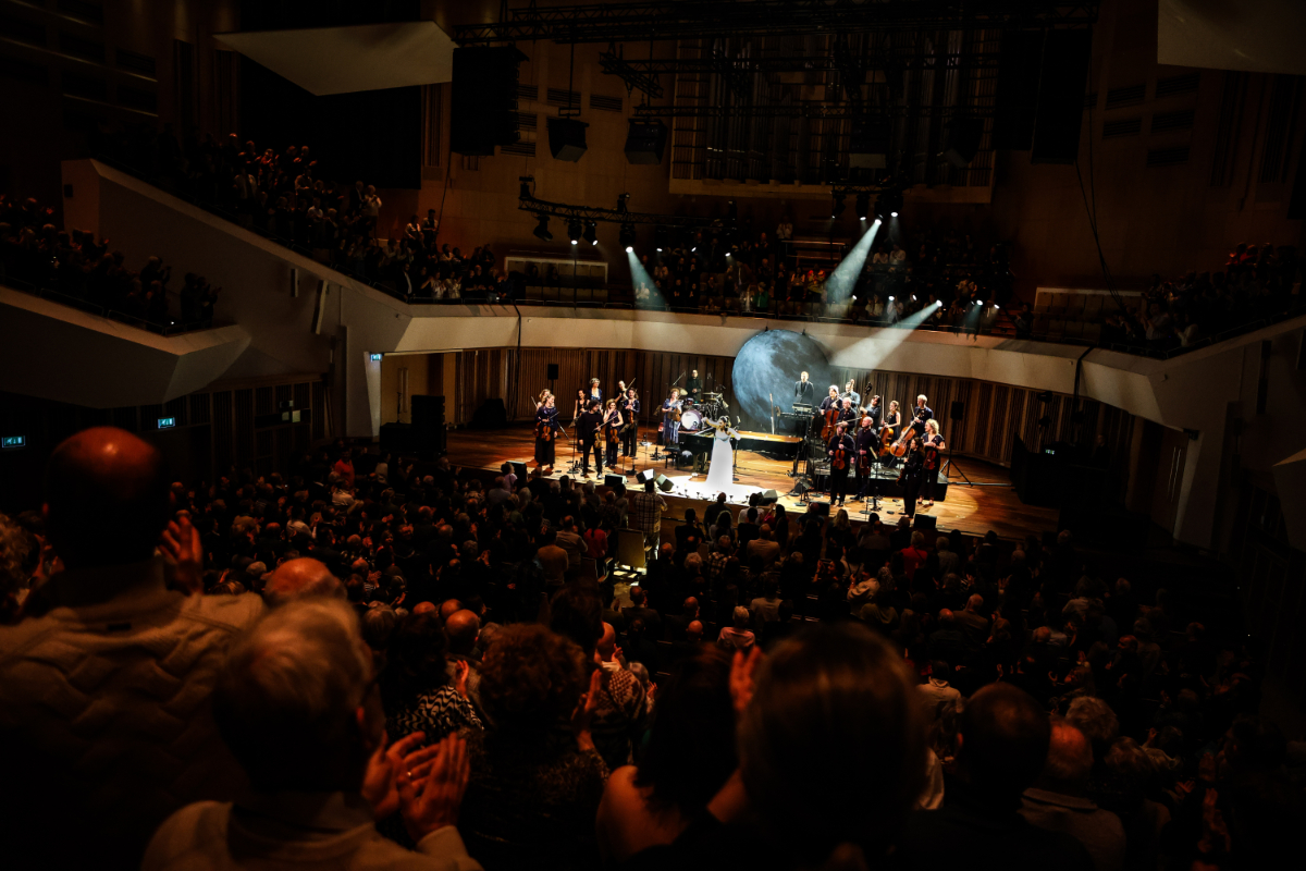 Karsu & Amsterdam Sinfonietta @ Muziekgebouw Eindhoven, foto 43, foto's door Kitty van de Waart - FrontView Magazine