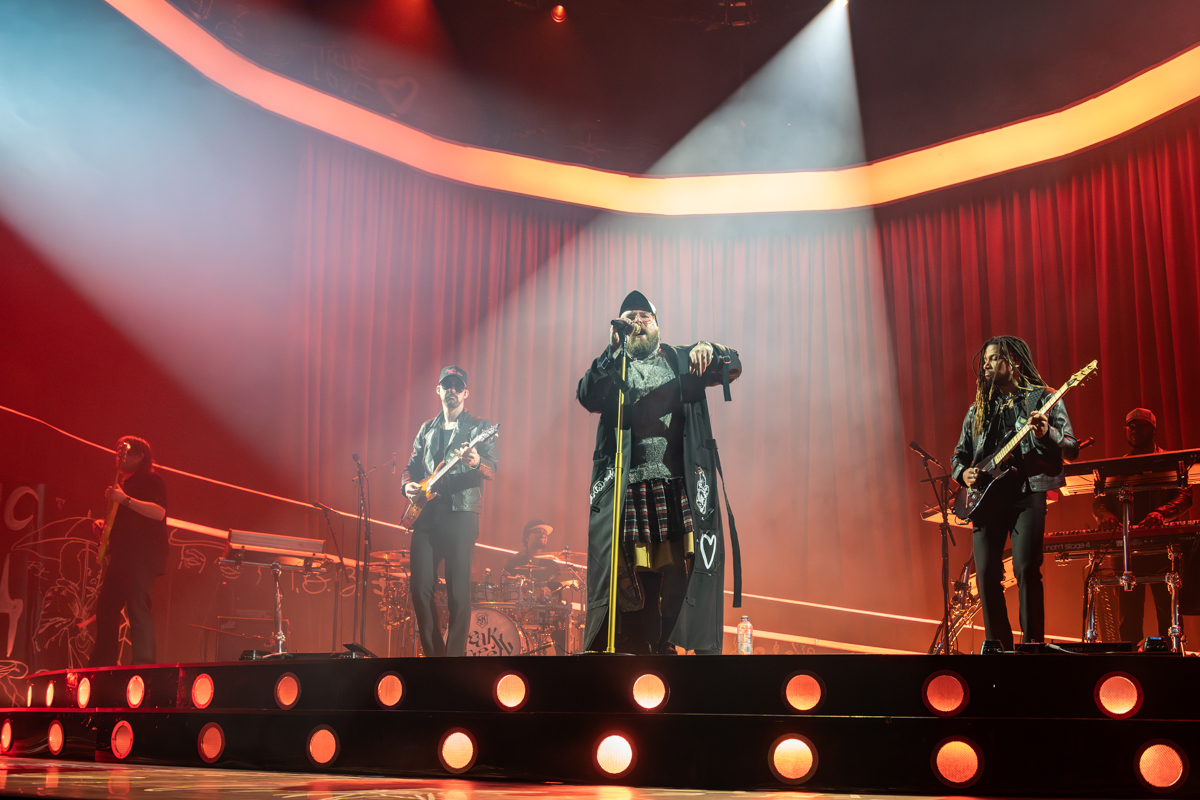 Teddy Swims @ Lotto Arena, picture 11, photographed by Bart Janssens - FrontView Magazine