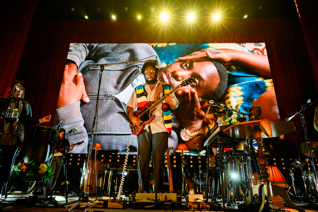 Michael Kiwanuka @ Vorst Nationaal, picture 10, photographed by Gert Daemen - FrontView Magazine