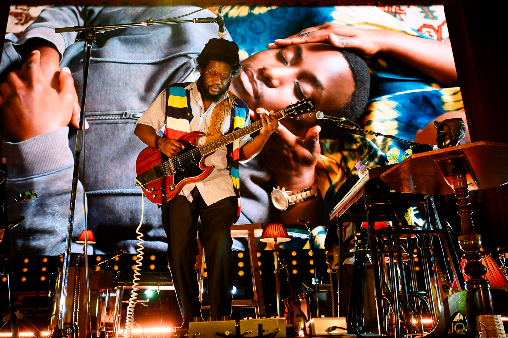 Michael Kiwanuka @ Vorst Nationaal, picture 11, photographed by Gert Daemen - FrontView Magazine