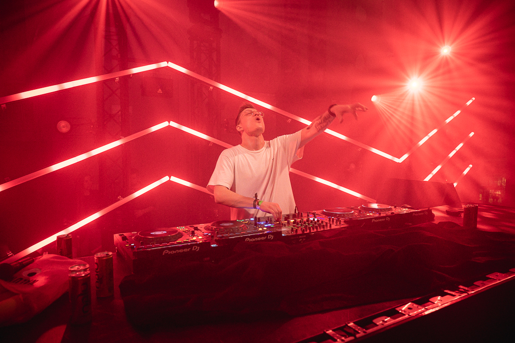 Nalu Netsky Party @ zaal Athena, picture 2, photographed by Gert Daemen - FrontView Magazine