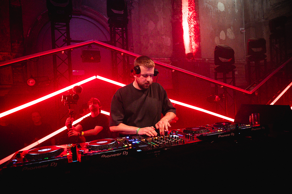Nalu Netsky Party @ zaal Athena, picture 12, photographed by Gert Daemen - FrontView Magazine