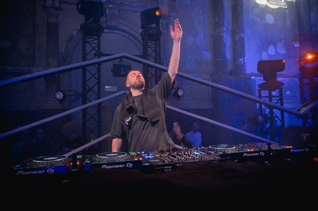Nalu Netsky Party @ zaal Athena, picture 28, photographed by Gert Daemen - FrontView Magazine