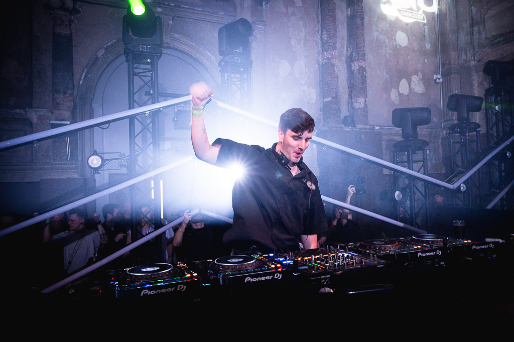 Nalu Netsky Party @ zaal Athena, picture 38, photographed by Gert Daemen - FrontView Magazine