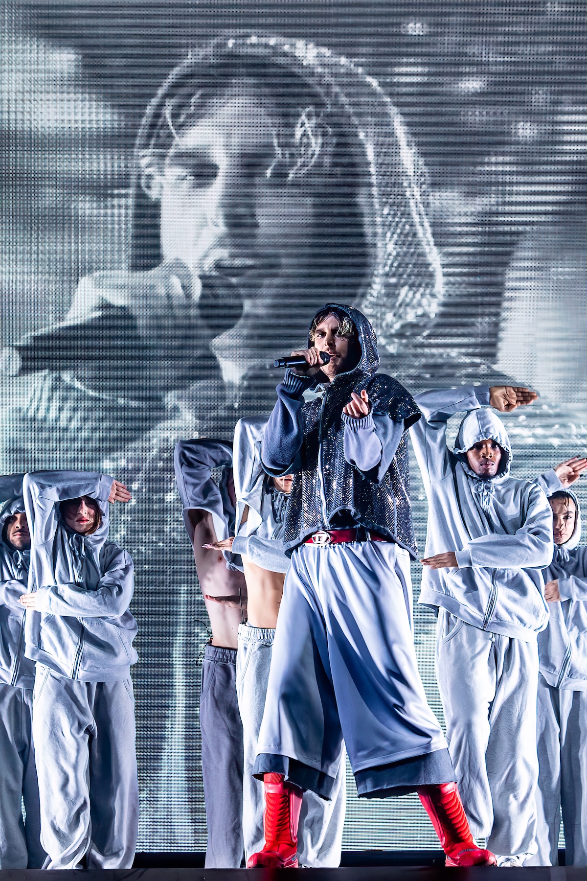 Oscar and the Wolf @ Sportpaleis, picture 4, photographed by Dorien Goetschalckx - FrontView Magazine