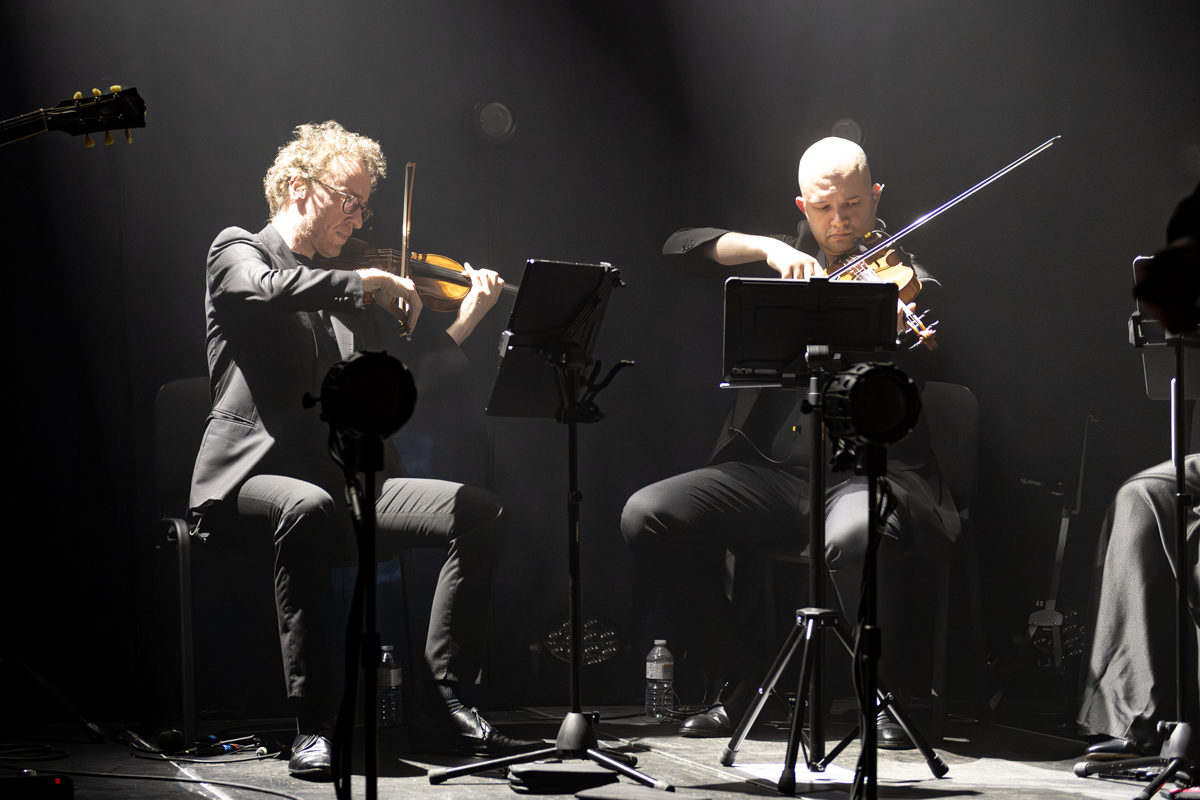 Hooverphonic @ De Casino, picture 8, photographed by Bart Janssens - FrontView Magazine