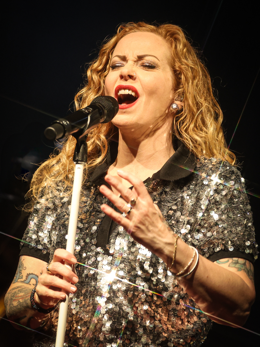 Anneke van Giersbergen en band Anneke van Giersbergen @ Poppodium Gebouw T, foto 14, foto's door Kitty van de Waart - FrontView Magazine