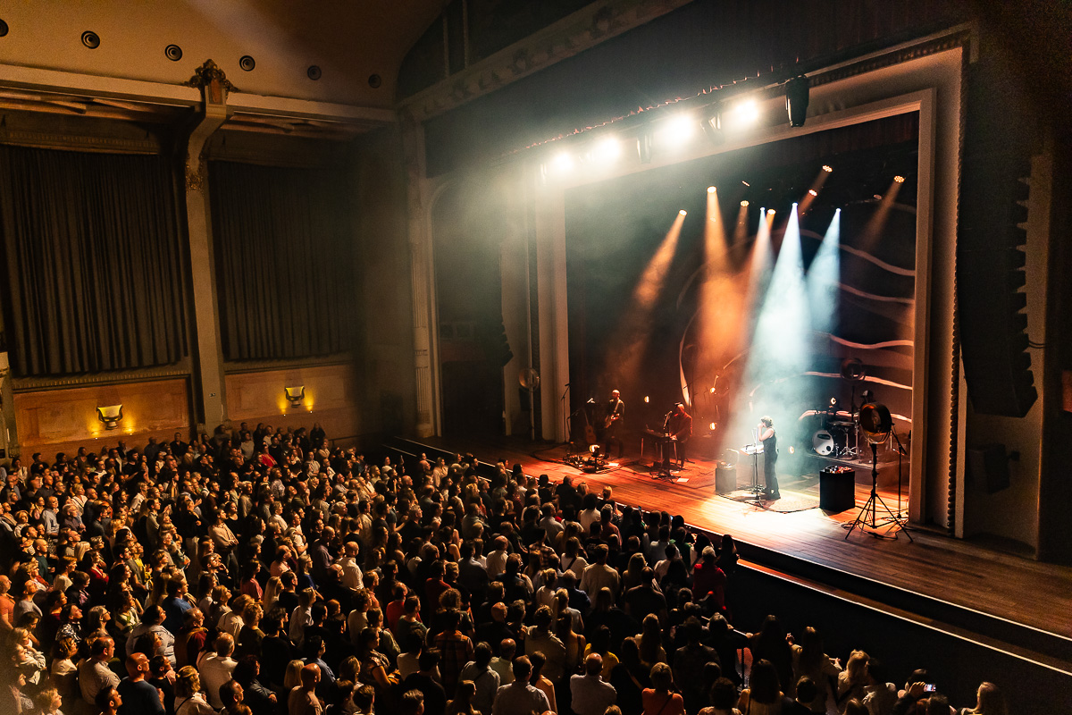 Milow Boy Made Out Of Stars @ De Roma, picture 21, photographed by Marc Verdonck - FrontView Magazine