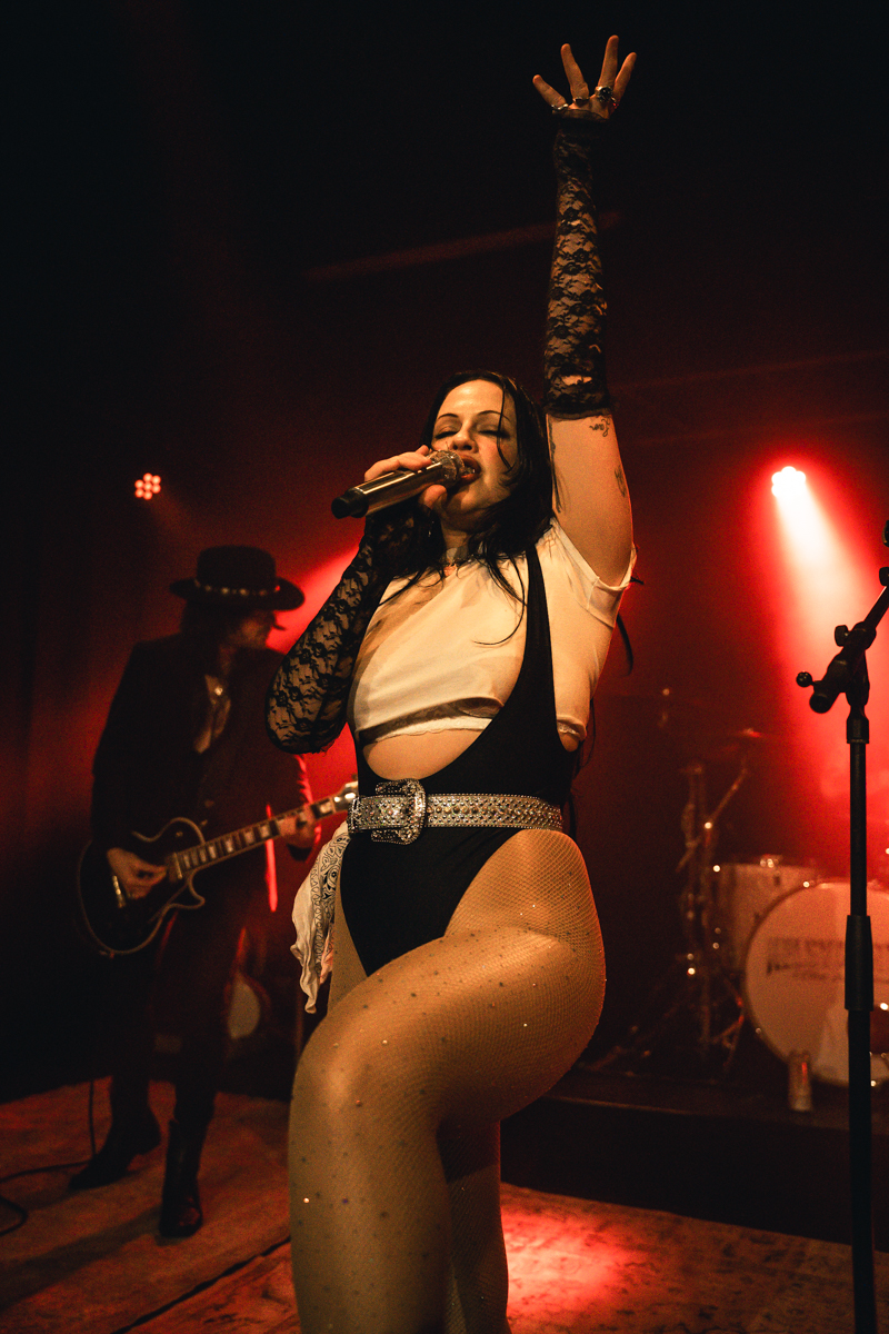 Kelsy Karter and The Heroines @ Kavka Oudaan, picture 1, photographed by Jelle Meersschaut - FrontView Magazine