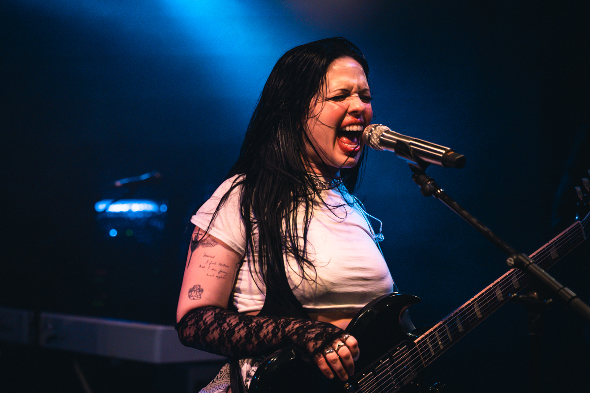 Kelsy Karter and The Heroines @ Kavka Oudaan, picture 13, photographed by Jelle Meersschaut - FrontView Magazine