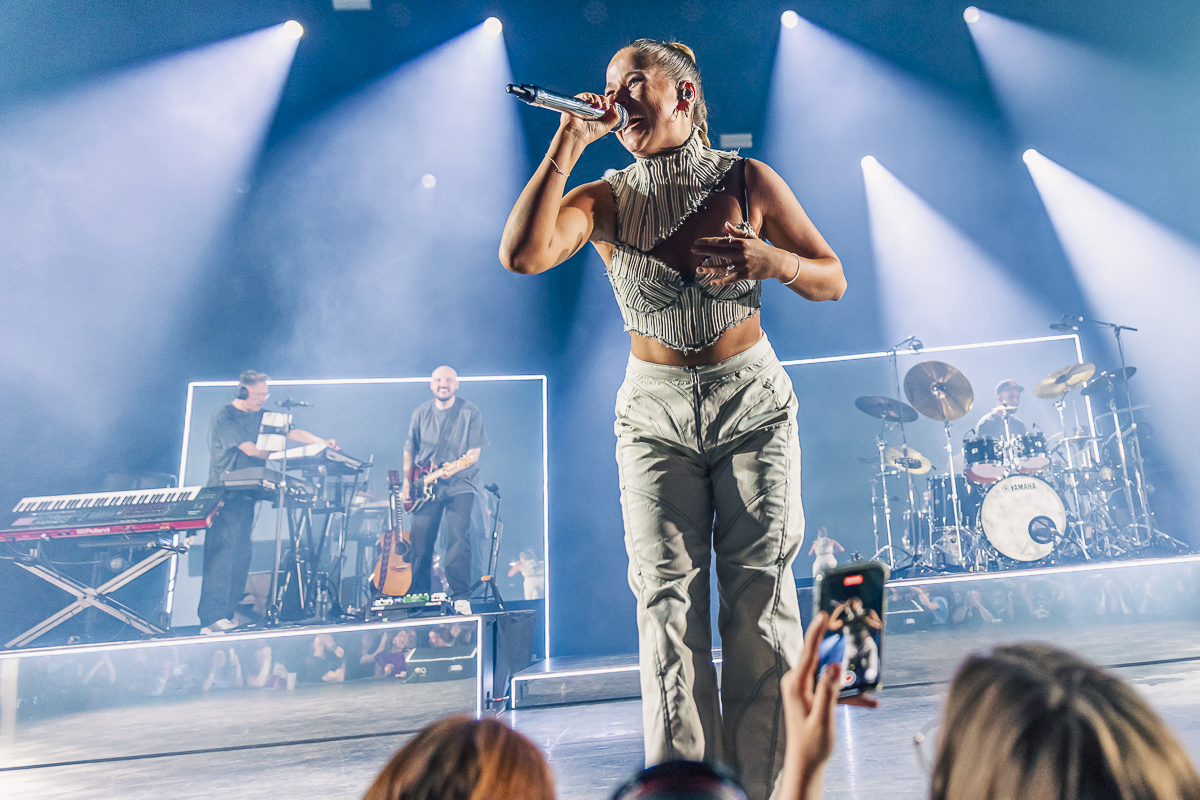 Laura Tesoro @ Ancienne Belgique, picture 3, photographed by Peter Smet - FrontView Magazine