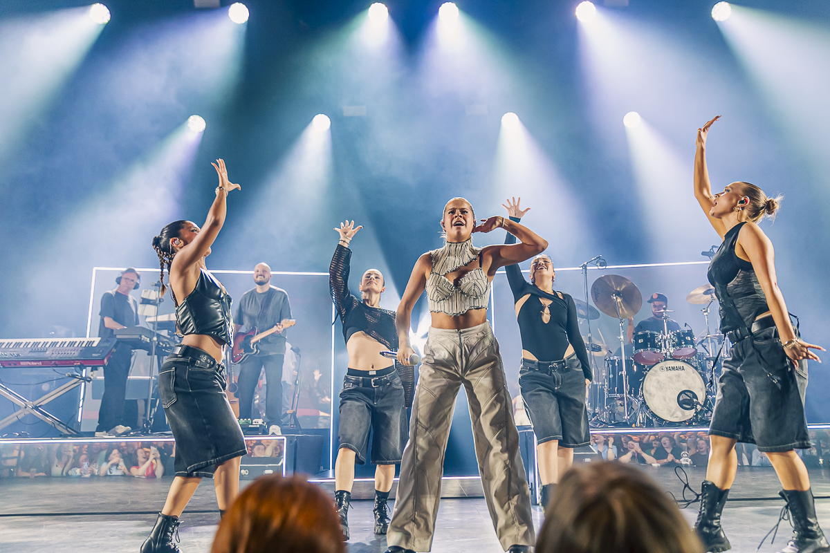 Laura Tesoro @ Ancienne Belgique, picture 6, photographed by Peter Smet - FrontView Magazine