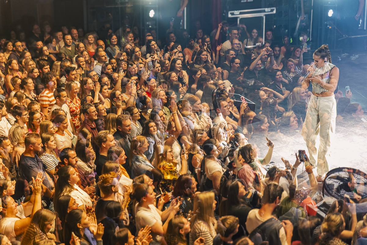 Laura Tesoro @ Ancienne Belgique, picture 21, photographed by Peter Smet - FrontView Magazine