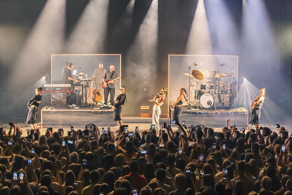 Laura Tesoro @ Ancienne Belgique, picture 23, photographed by Peter Smet - FrontView Magazine