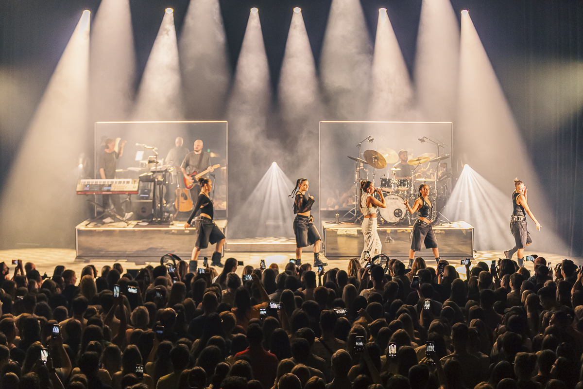 Laura Tesoro @ Ancienne Belgique, picture 24, photographed by Peter Smet - FrontView Magazine