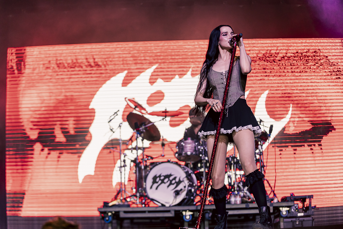 Poppy @ Jera On Air, picture 1, photographed by Peter Smet - FrontView Magazine