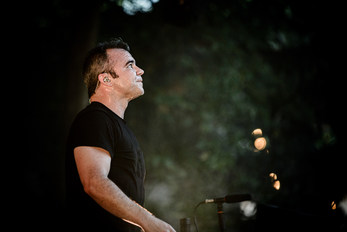 Future Islands @ OLT Rivierenhof, foto 1, foto's door Bjorn Hoeterickx - FrontView Magazine
