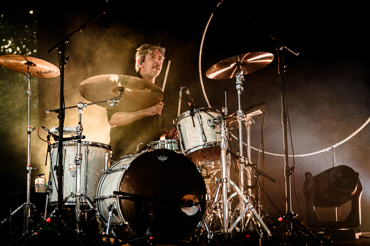 Future Islands @ OLT Rivierenhof, foto 2, foto's door Bjorn Hoeterickx - FrontView Magazine