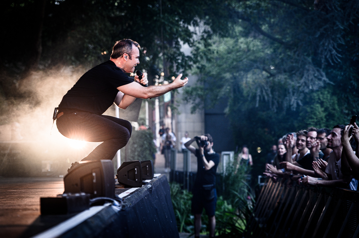 Future Islands @ OLT Rivierenhof, foto 6, foto's door Bjorn Hoeterickx - FrontView Magazine