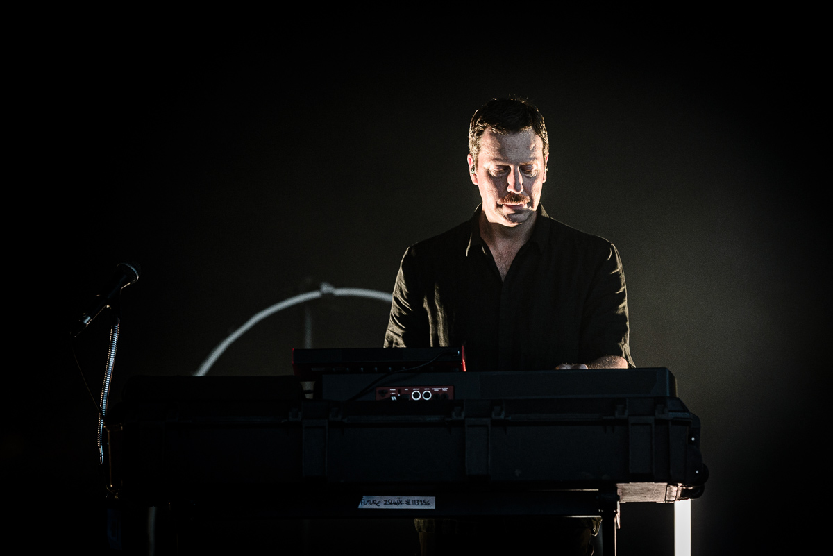 Future Islands @ OLT Rivierenhof, foto 7, foto's door Bjorn Hoeterickx - FrontView Magazine