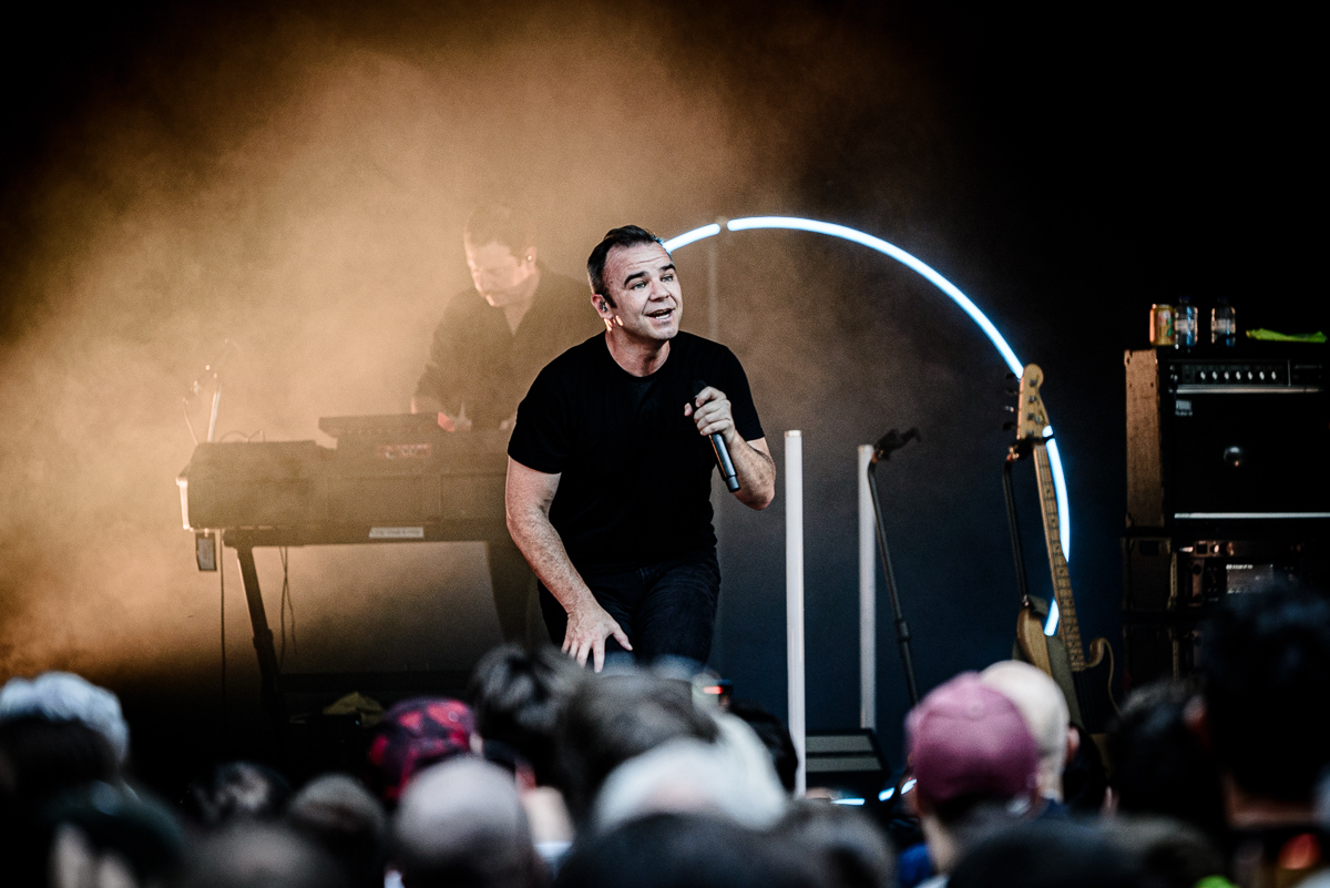 Future Islands @ OLT Rivierenhof, foto 9, foto's door Bjorn Hoeterickx - FrontView Magazine