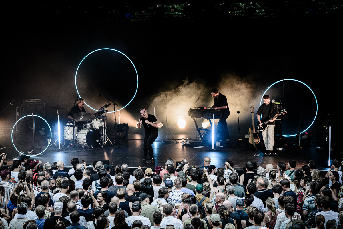 Future Islands @ OLT Rivierenhof, foto 10, foto's door Bjorn Hoeterickx - FrontView Magazine