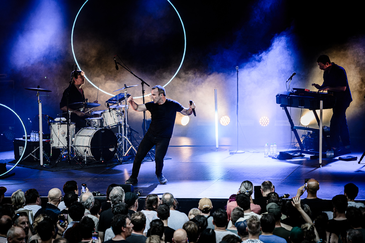 Future Islands @ OLT Rivierenhof, foto 11, foto's door Bjorn Hoeterickx - FrontView Magazine
