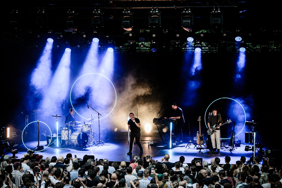 Future Islands @ OLT Rivierenhof, foto 12, foto's door Bjorn Hoeterickx - FrontView Magazine