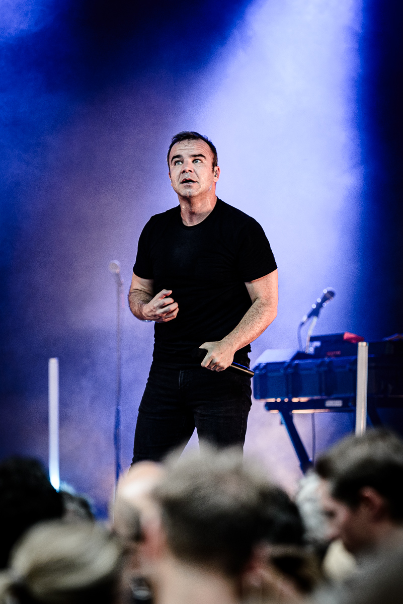 Future Islands @ OLT Rivierenhof, foto 14, foto's door Bjorn Hoeterickx - FrontView Magazine