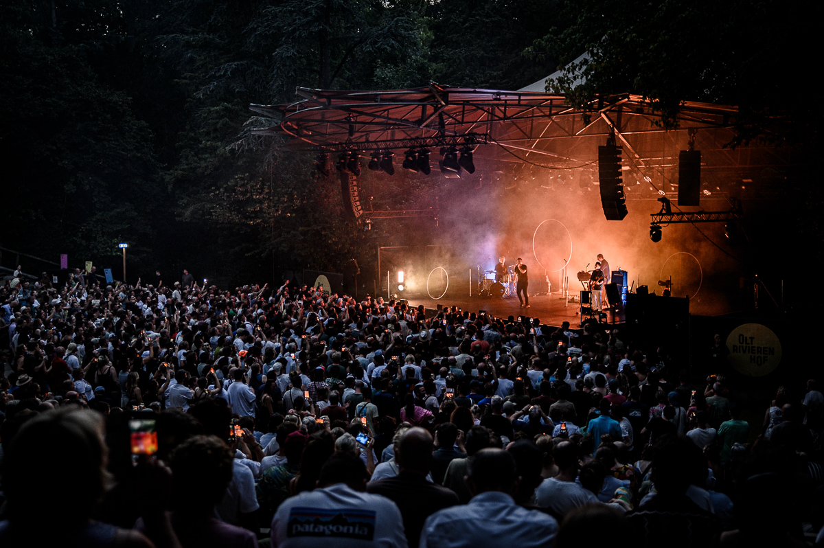 Future Islands @ OLT Rivierenhof, foto 17, foto's door Bjorn Hoeterickx - FrontView Magazine