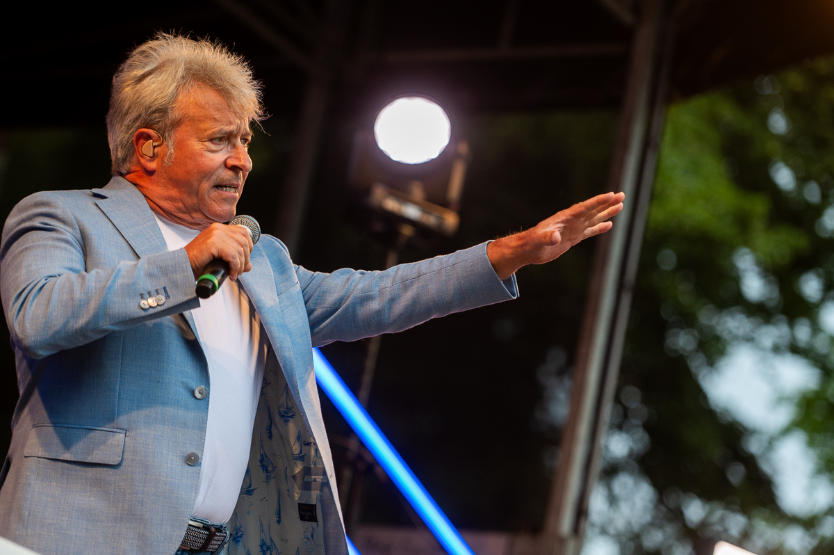 Garry Hagger @ Vlaanderen zingt Stabroek, picture 1, photographed by Dimitri Vanlommel - FrontView Magazine