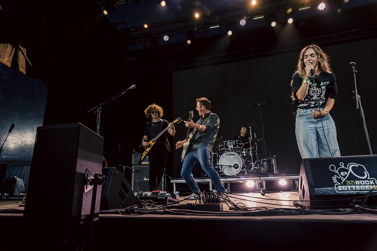 Alice Mae @ Rock Zottegem, picture 5, photographed by Peter Smet - FrontView Magazine