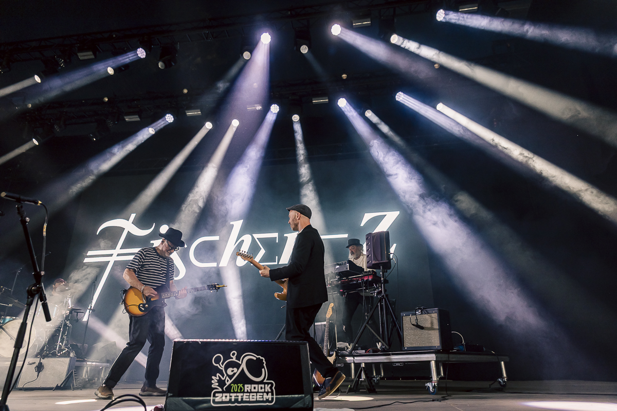 Fischer-Z @ Rock Zottegem, picture 13, photographed by Peter Smet - FrontView Magazine