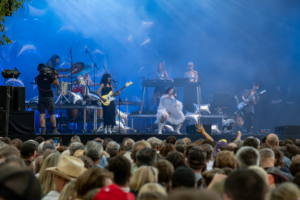 Sylvie Kreusch @ Cactusfestival, picture 17, photographed by Bart Janssens - FrontView Magazine