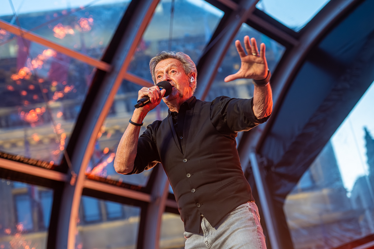 Willy Sommers @ Vlaanderen Feest - Antwerpen, picture 1, photographed by Dimitri Vanlommel - FrontView Magazine