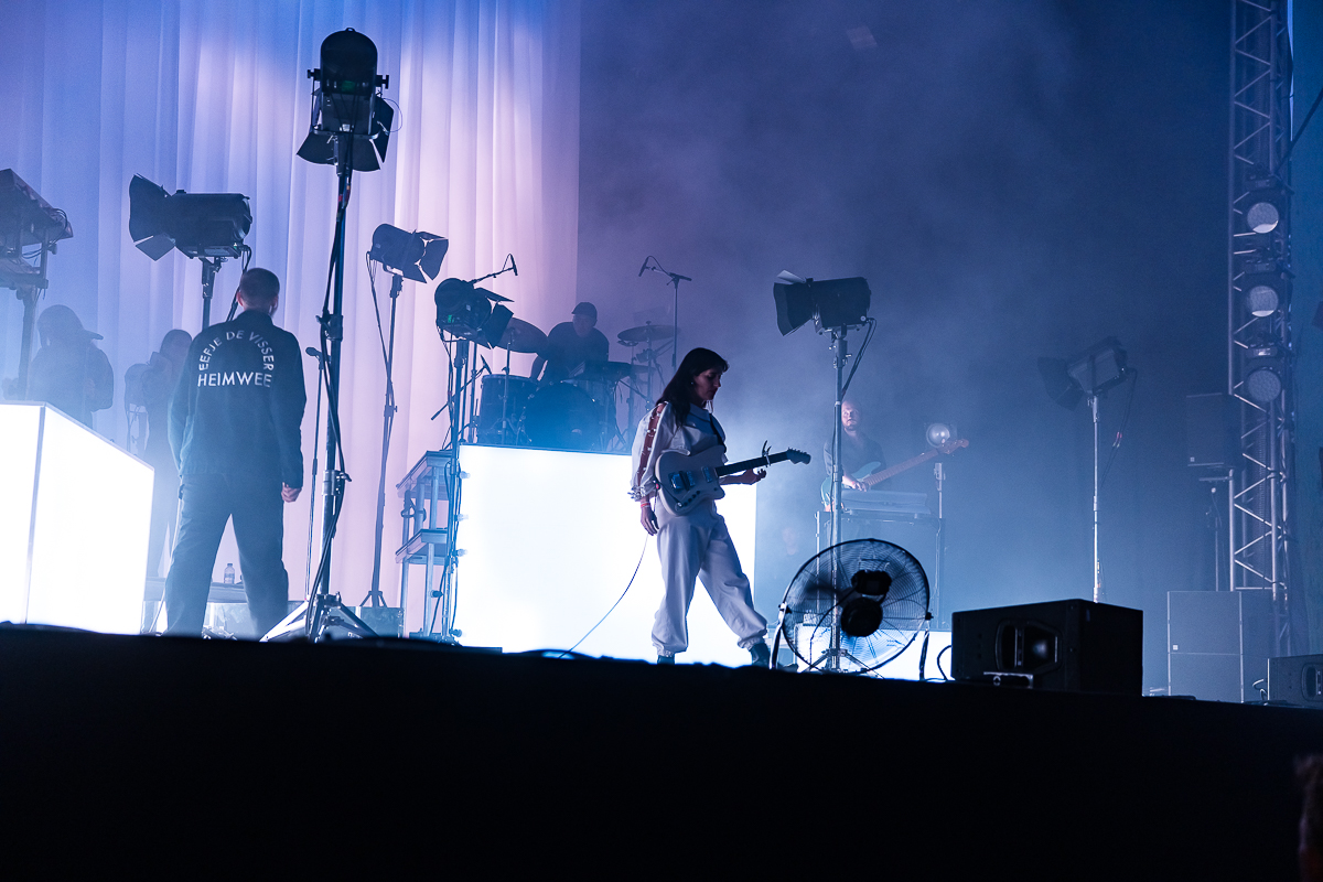 Eefje de Visser @ Cactus festival, picture 2, photographed by Anais Callens - FrontView Magazine