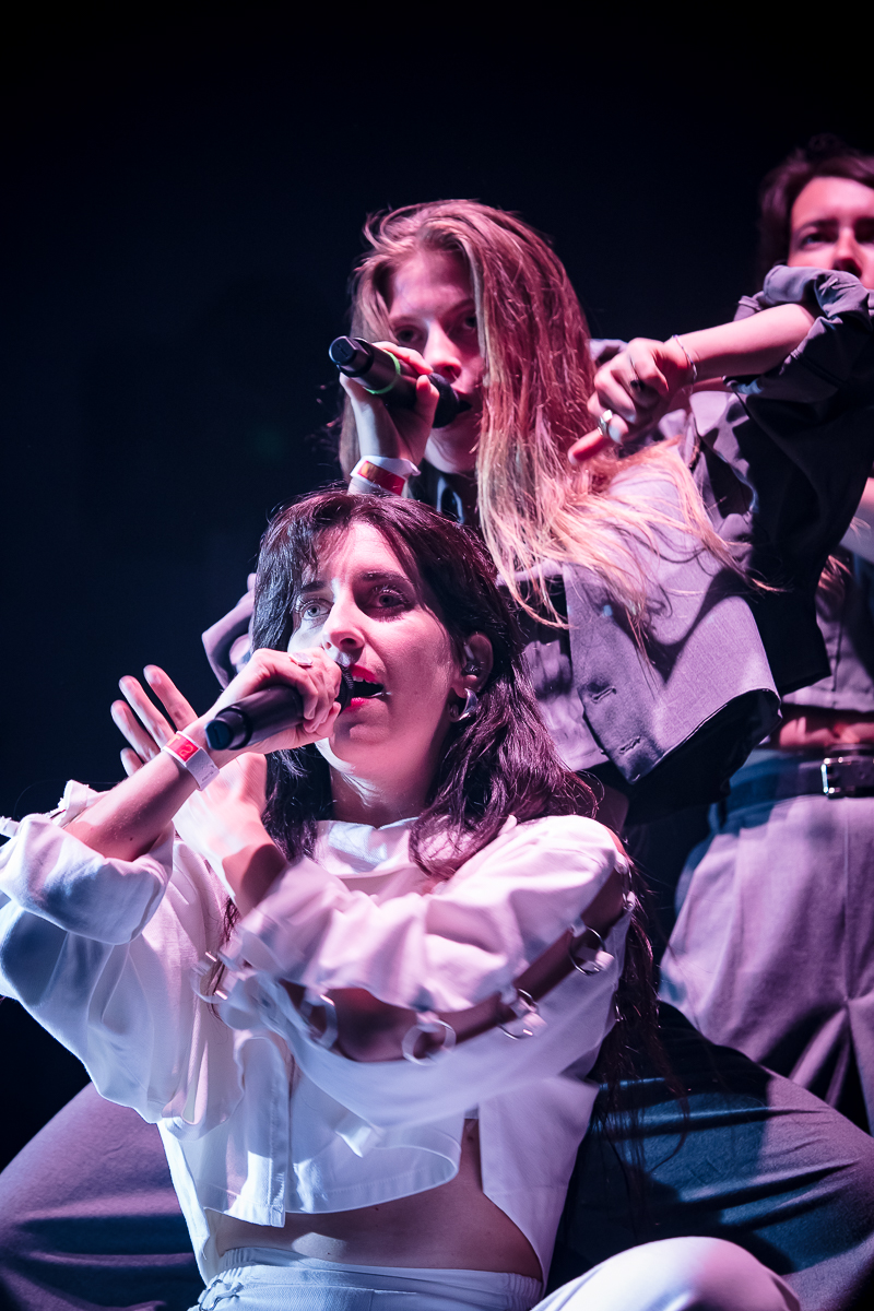 Eefje de Visser @ Cactus festival, picture 7, photographed by Anais Callens - FrontView Magazine