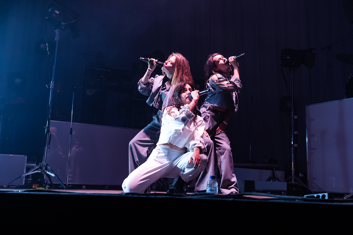 Eefje de Visser @ Cactus festival, picture 8, photographed by Anais Callens - FrontView Magazine