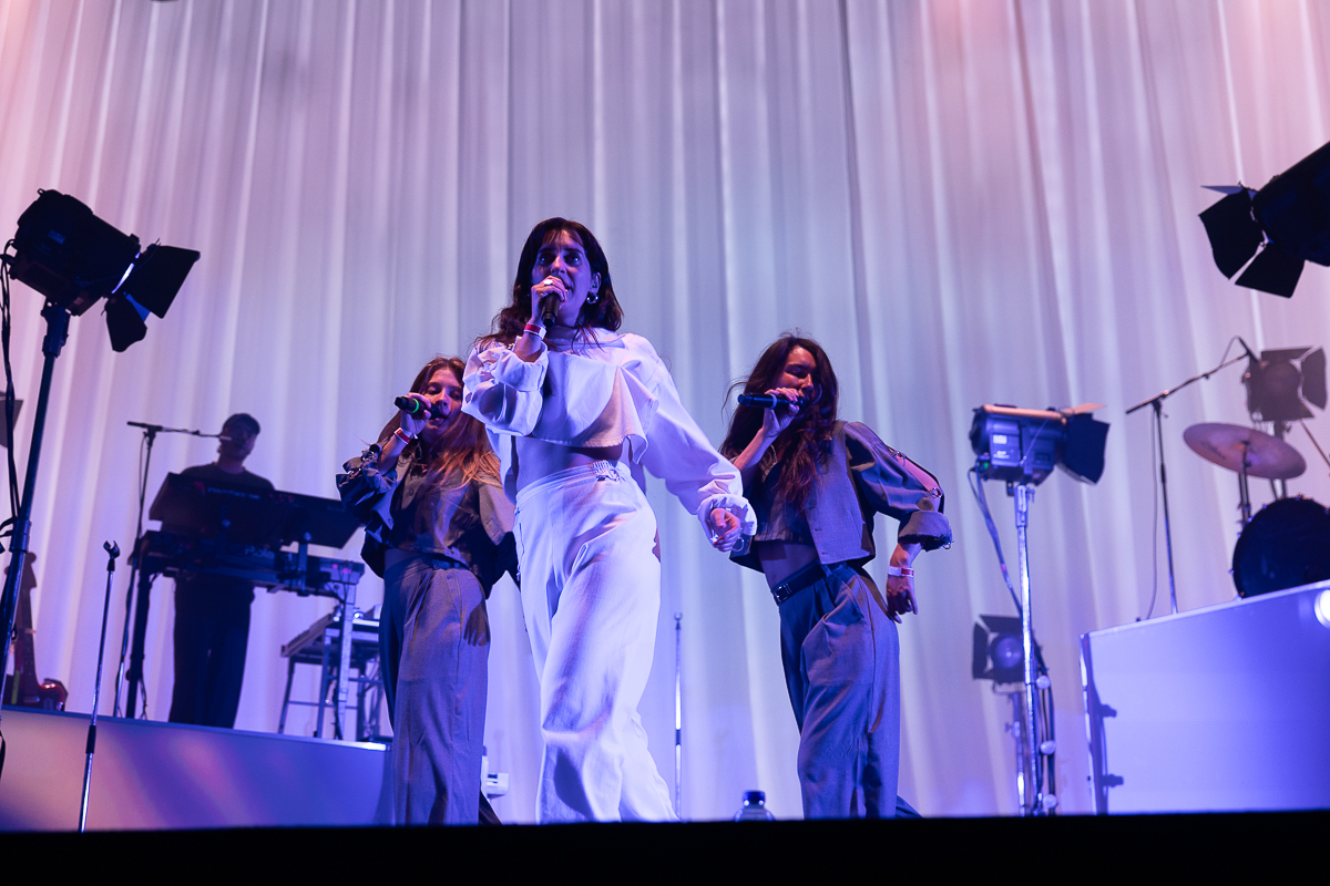 Eefje de Visser @ Cactus festival, picture 9, photographed by Anais Callens - FrontView Magazine