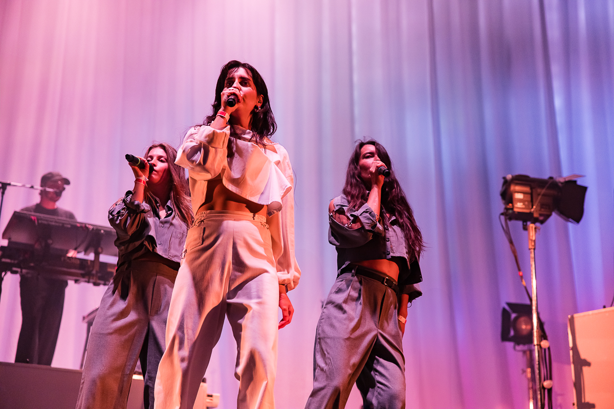 Eefje de Visser @ Cactus festival, picture 10, photographed by Anais Callens - FrontView Magazine