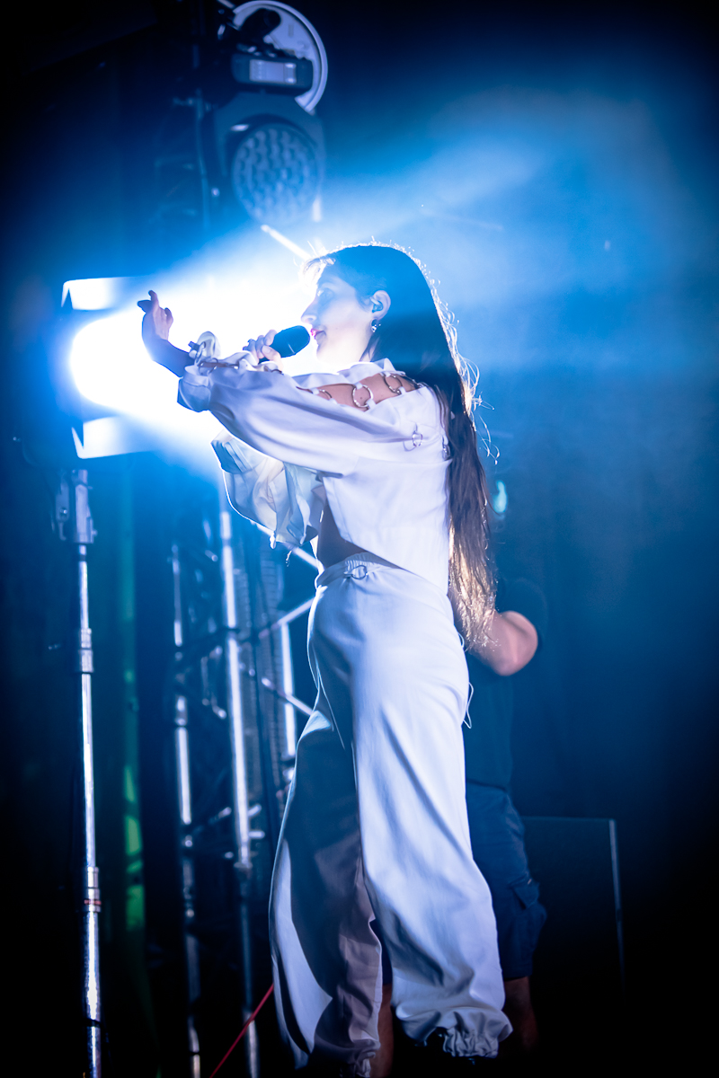 Eefje de Visser @ Cactus festival, picture 14, photographed by Anais Callens - FrontView Magazine