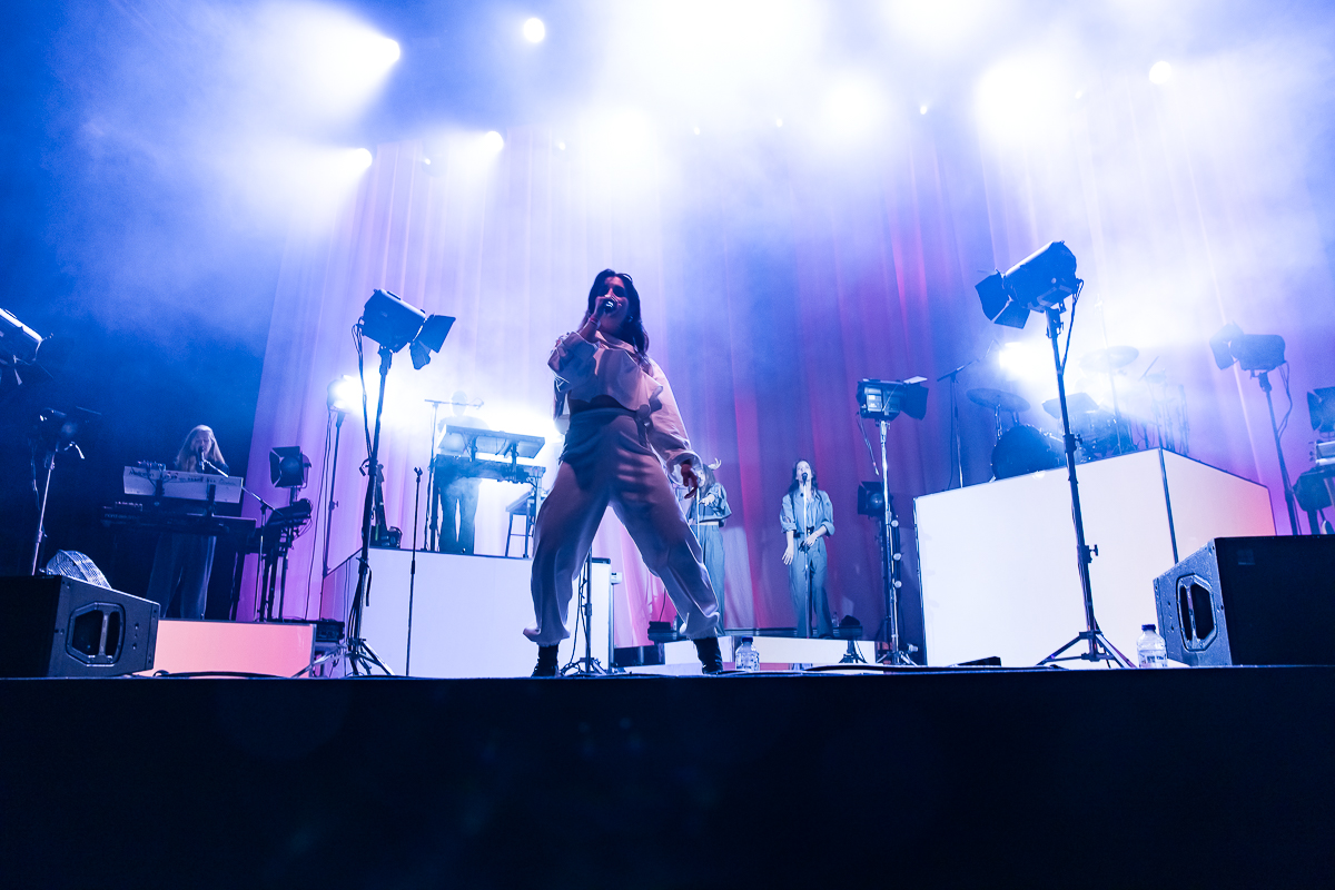Eefje de Visser @ Cactus festival, picture 18, photographed by Anais Callens - FrontView Magazine