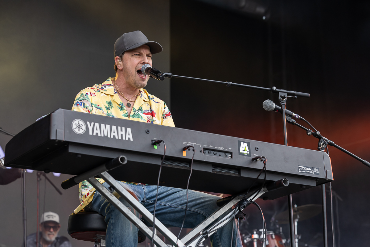 Gavin Degraw @ Beach Festival Nieuwpoort 2025, picture 4, photographed by Marc Verdonck - FrontView Magazine