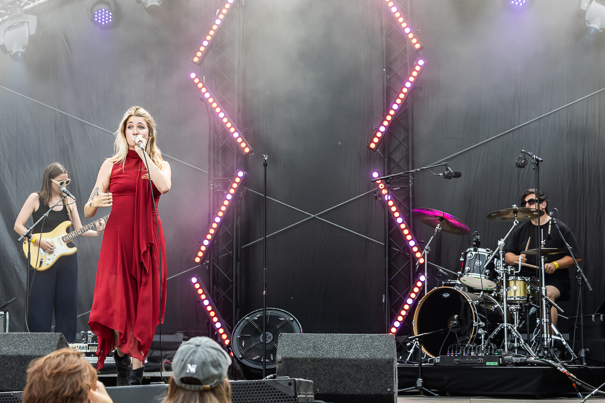 Jen @ Beach Festival Nieuwpoort 2025, picture 1, photographed by Marc Verdonck - FrontView Magazine