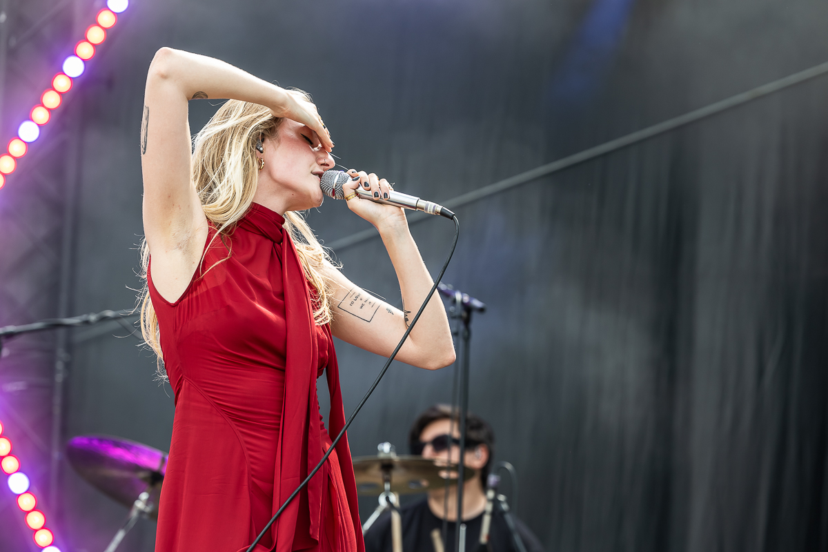 Jen @ Beach Festival Nieuwpoort 2025, picture 2, photographed by Marc Verdonck - FrontView Magazine