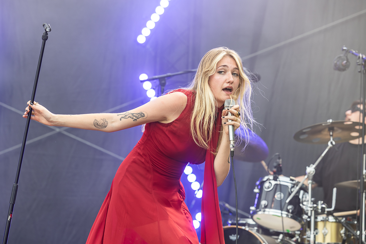 Jen @ Beach Festival Nieuwpoort 2025, picture 4, photographed by Marc Verdonck - FrontView Magazine