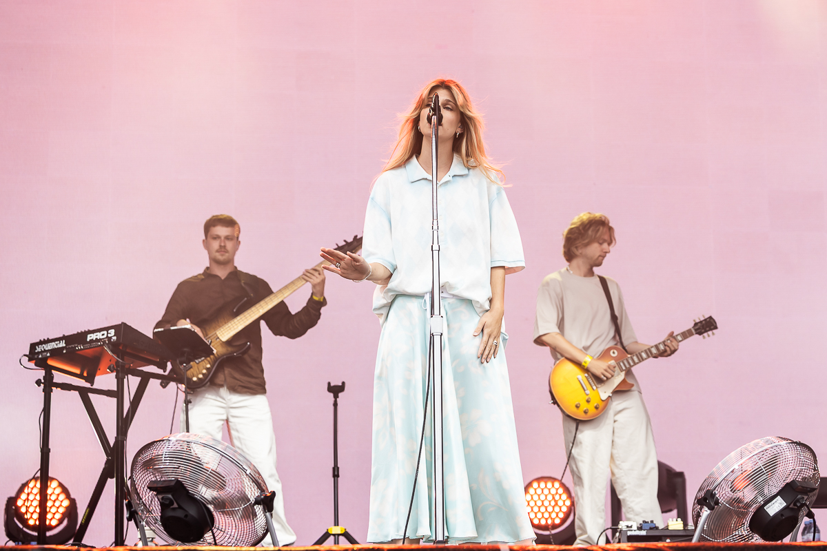 Emma Bale @ Beach Festival Nieuwpoort 2025, picture 2, photographed by Marc Verdonck - FrontView Magazine
