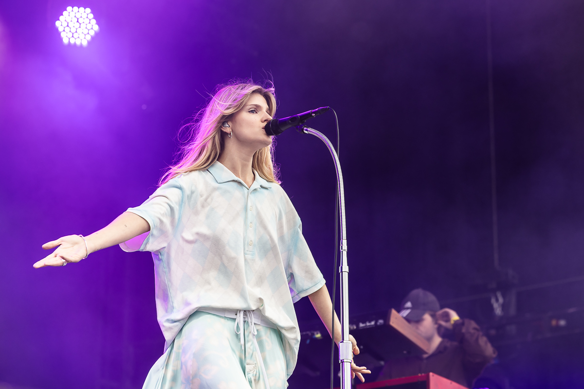 Emma Bale @ Beach Festival Nieuwpoort 2025, picture 4, photographed by Marc Verdonck - FrontView Magazine